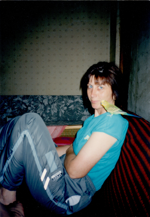 Vitalijos Babičienės nuotrauka kartu su papugėliu Čikiu.